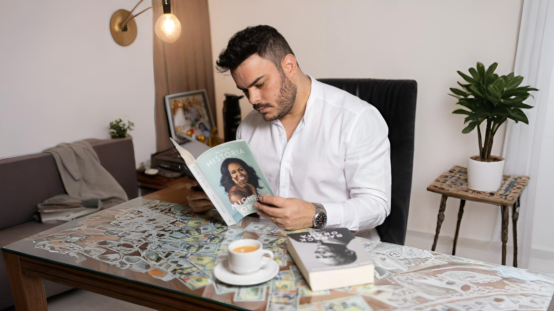 Marcos Paulo Machado com livros